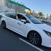 Un taxi de Elche en la movilización del sector celebrada en Valencia. Un taxi de Elche en la movilización del sector celebrada en Valencia.