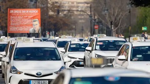 Los taxis han tomado las calles de València para visibilizar su situación. Los taxis han tomado las calles de València para visibilizar su situación.