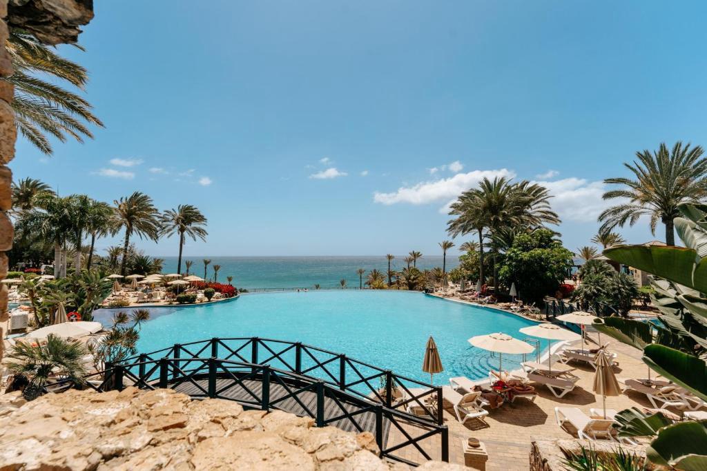 R2 Hotels y Summum Hotel Group sellan una alianza estratégica para impulsar su crecimiento en Baleares y Canarias. R2 Hotels y Summum Hotel Group sellan una alianza estratégica para impulsar su crecimiento en Baleares y Canarias.