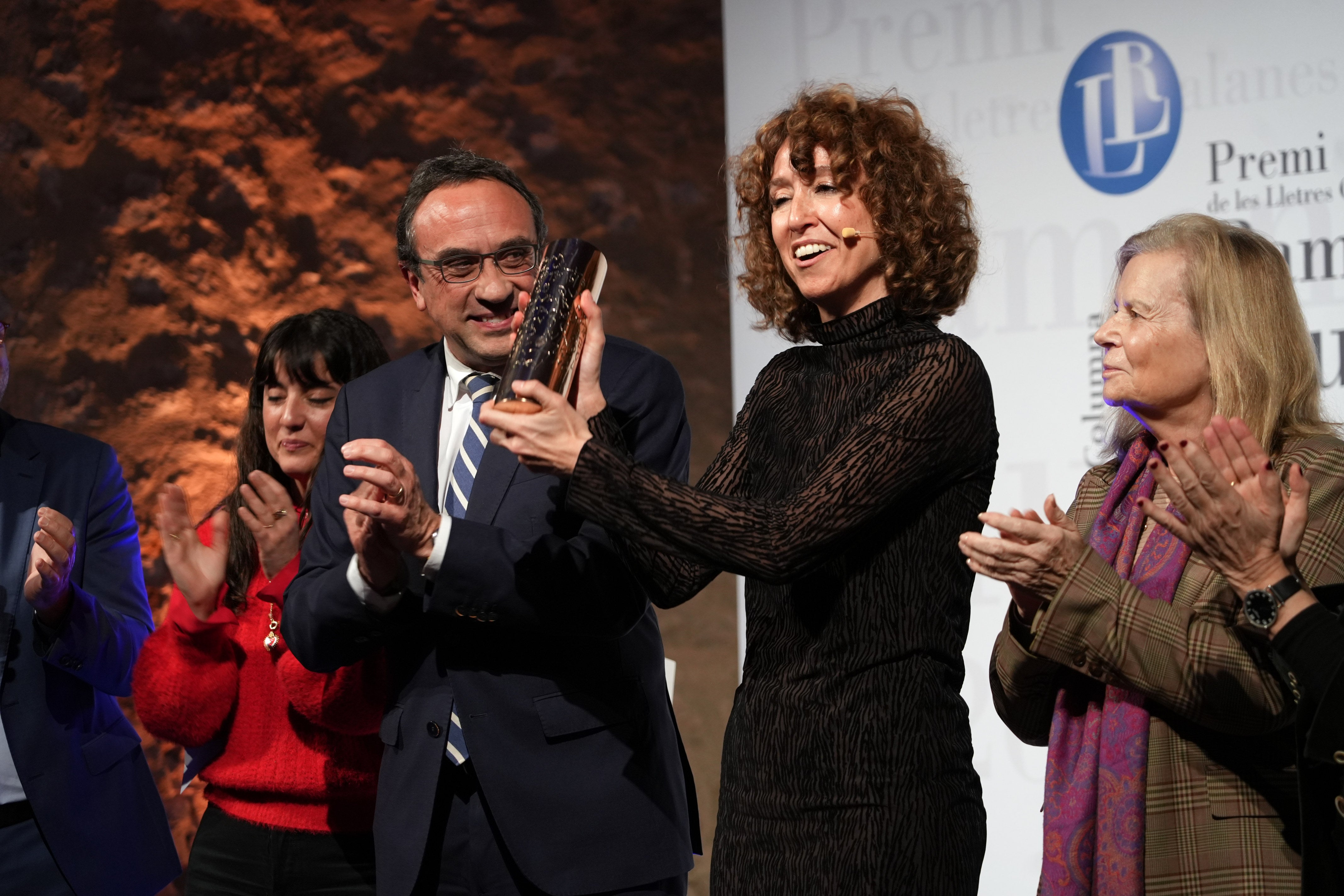 Agnès Marquès rep el Premi Ramon Llull per La segona vida de Ginebra Vern Agnès Marquès rep el Premi Ramon Llull per La segona vida de Ginebra Vern