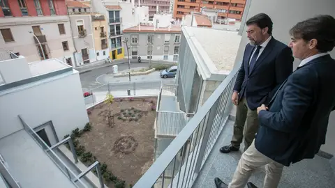 El alcalde y el concejal de Vivienda en uno de los pisos de El Portón El alcalde y el concejal de Vivienda en uno de los pisos de El Portón