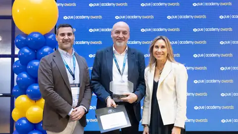 La recogida del galardón en una foto de archivo La recogida del galardón en una foto de archivo