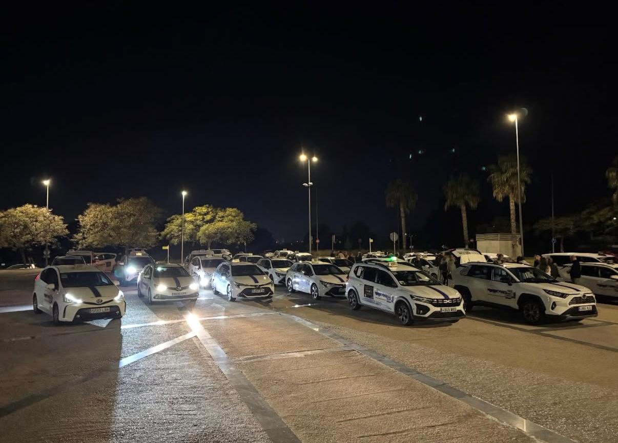 Huelga de taxis en la Marina Baixa por la liberalización de las VTC y su impacto económico en la comarca Huelga de taxis en la Marina Baixa por la liberalización de las VTC y su impacto económico en la comarca