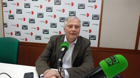 Francisco Ca&ntilde;izares en los estudios de Onda Cero