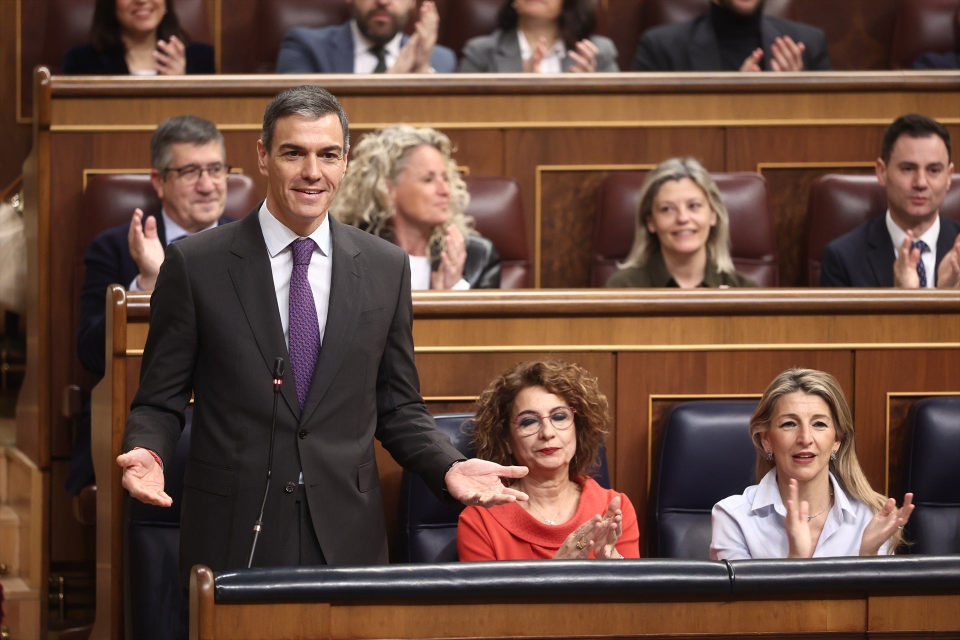 Feijóo pide "desclasificar los viajes en Falcon" y Sánchez presume de gestión: "España va como nunca y ustedes mienten como siempre" Feijóo pide "desclasificar los viajes en Falcon" y Sánchez presume de gestión: "España va como nunca y ustedes mienten como siempre"