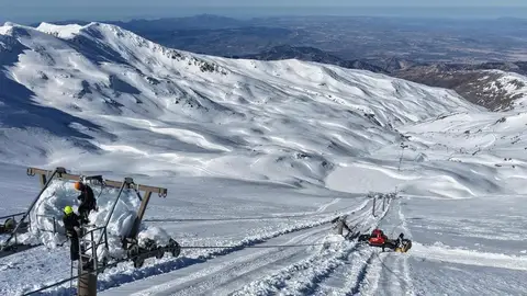 Sierra Nevada acelera la sustitución de la pilona dañada del telesilla Laguna tras los temporales Sierra Nevada acelera la sustitución de la pilona dañada del telesilla Laguna tras los temporales