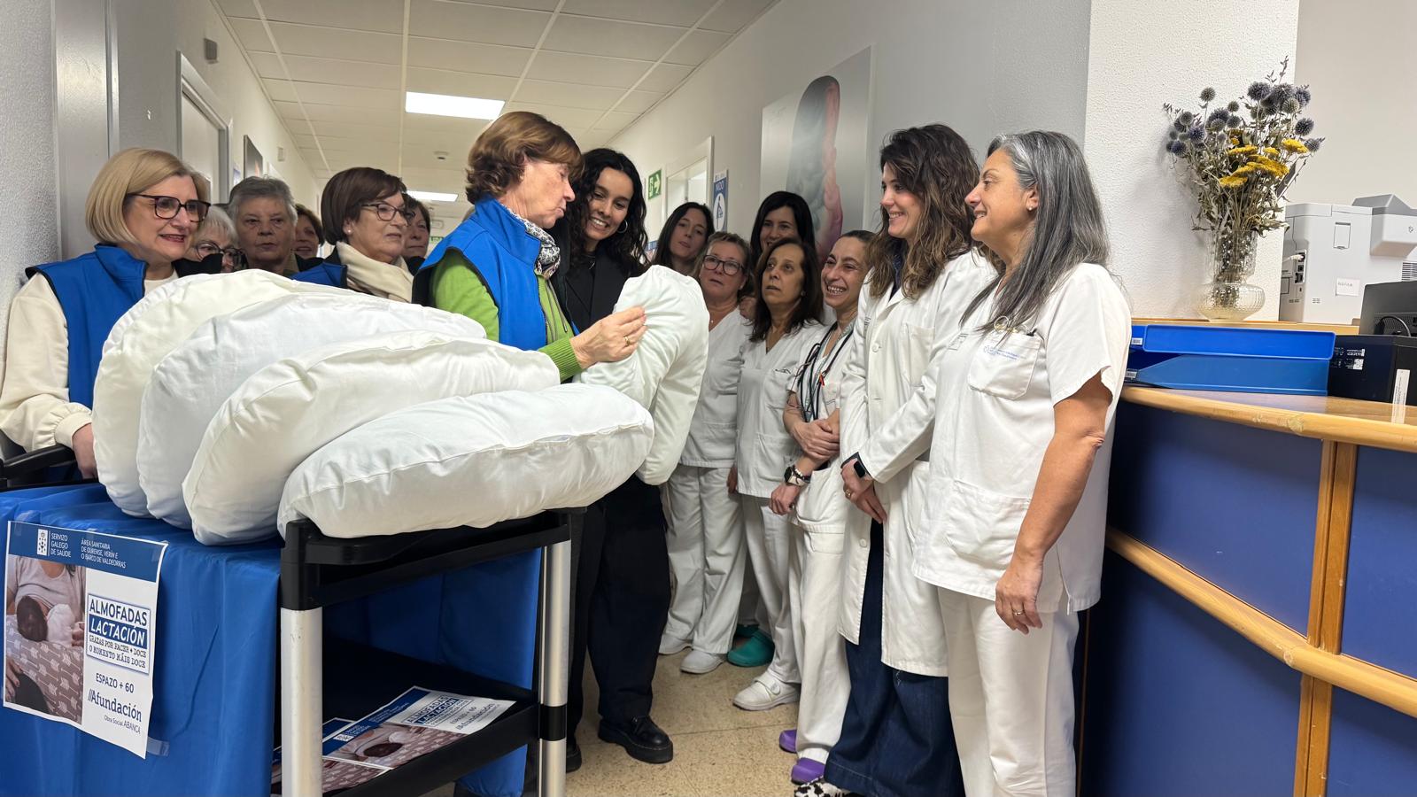 Vontarias de Afundación de Ourense entregan almofadas de lactación Vontarias de Afundación de Ourense entregan almofadas de lactación