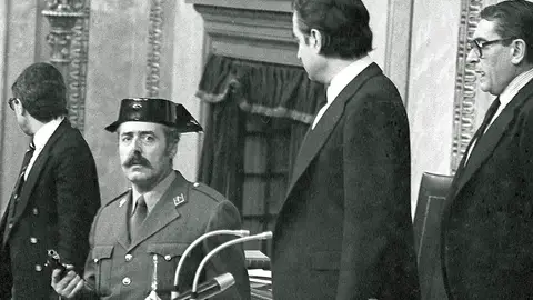 Imagen de archivo (23-2-1981) El teniente coronel Antonio Tejero irrumpe, pistola en mano, en el Congreso de los Diputados Imagen de archivo (23-2-1981) El teniente coronel Antonio Tejero irrumpe, pistola en mano, en el Congreso de los Diputados/ EFE/Manuel H. de León
