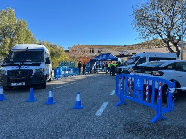 Control policial en la entrada de la antigua cárcel de Palma el día de su desalojo Control policial en la entrada de la antigua cárcel de Palma el día de su desalojo