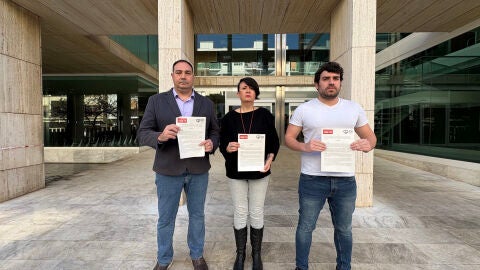 Victor Torres, primero por la izquierda, seguido de Elena Torres, tambi&eacute;n del PSOE y &Oacute;scar Rodr&iacute;guez, de Unidas Podems