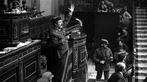 El teniente coronel Tejero irrumpe, pistola en mano, en el Congreso de los Diputados El teniente coronel Tejero irrumpe, pistola en mano, en el Congreso de los Diputados