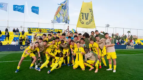 Los jugadores del Villarreal celebran su pase a cuartos de final de la Champions juvenil Los jugadores del Villarreal celebran su pase a cuartos de final de la Champions juvenil