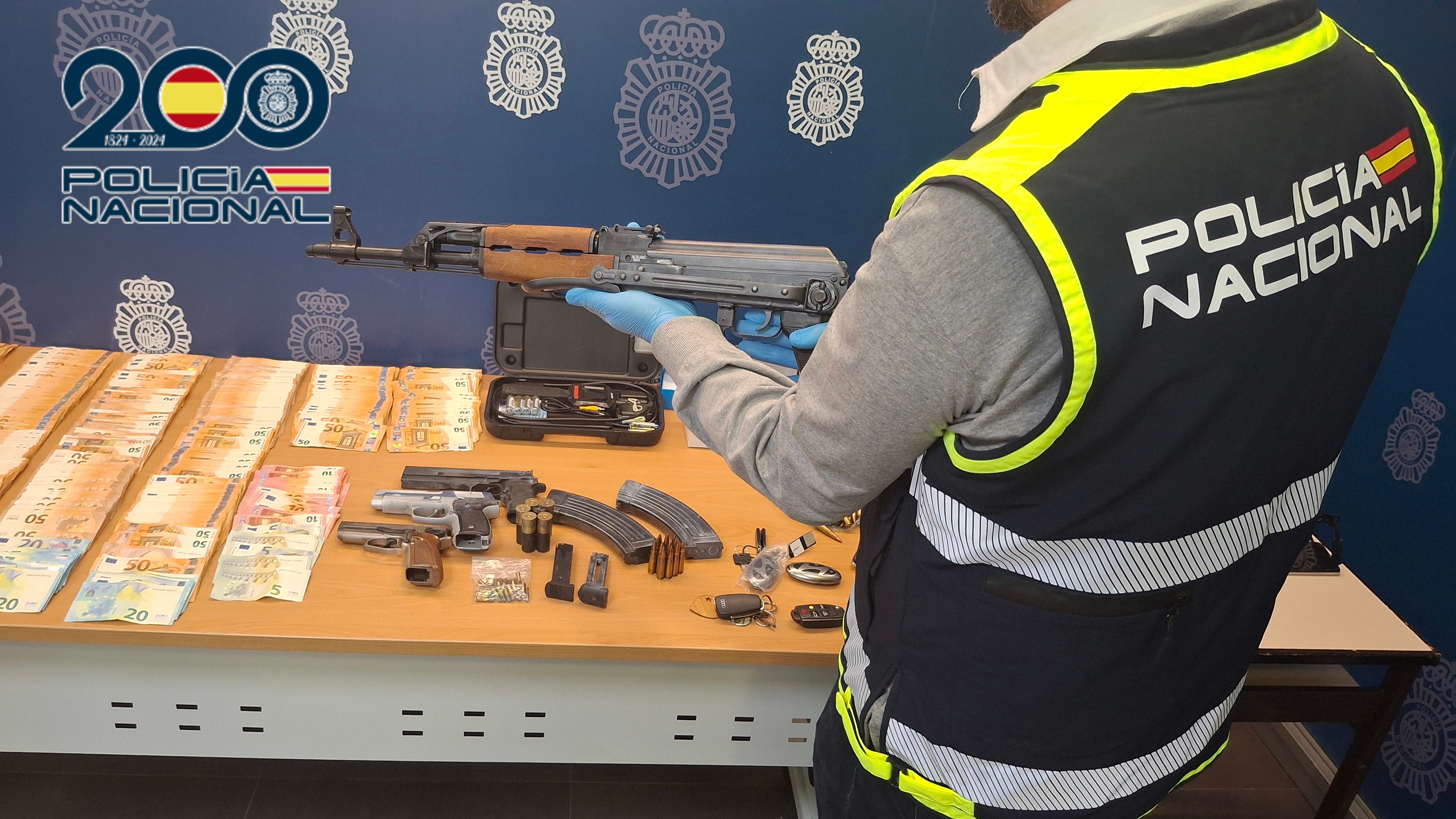 La Policía Nacional detiene en Alicante a seis individuos por blanqueo de capitales y tenencia ilícita de armas La Policía Nacional detiene en Alicante a seis individuos por blanqueo de capitales y tenencia ilícita de armas