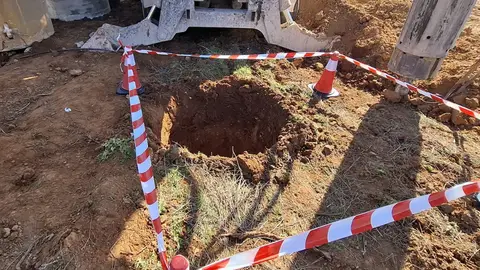 Perforación donde cayó el trabajador herido Perforación donde cayó el trabajador herido