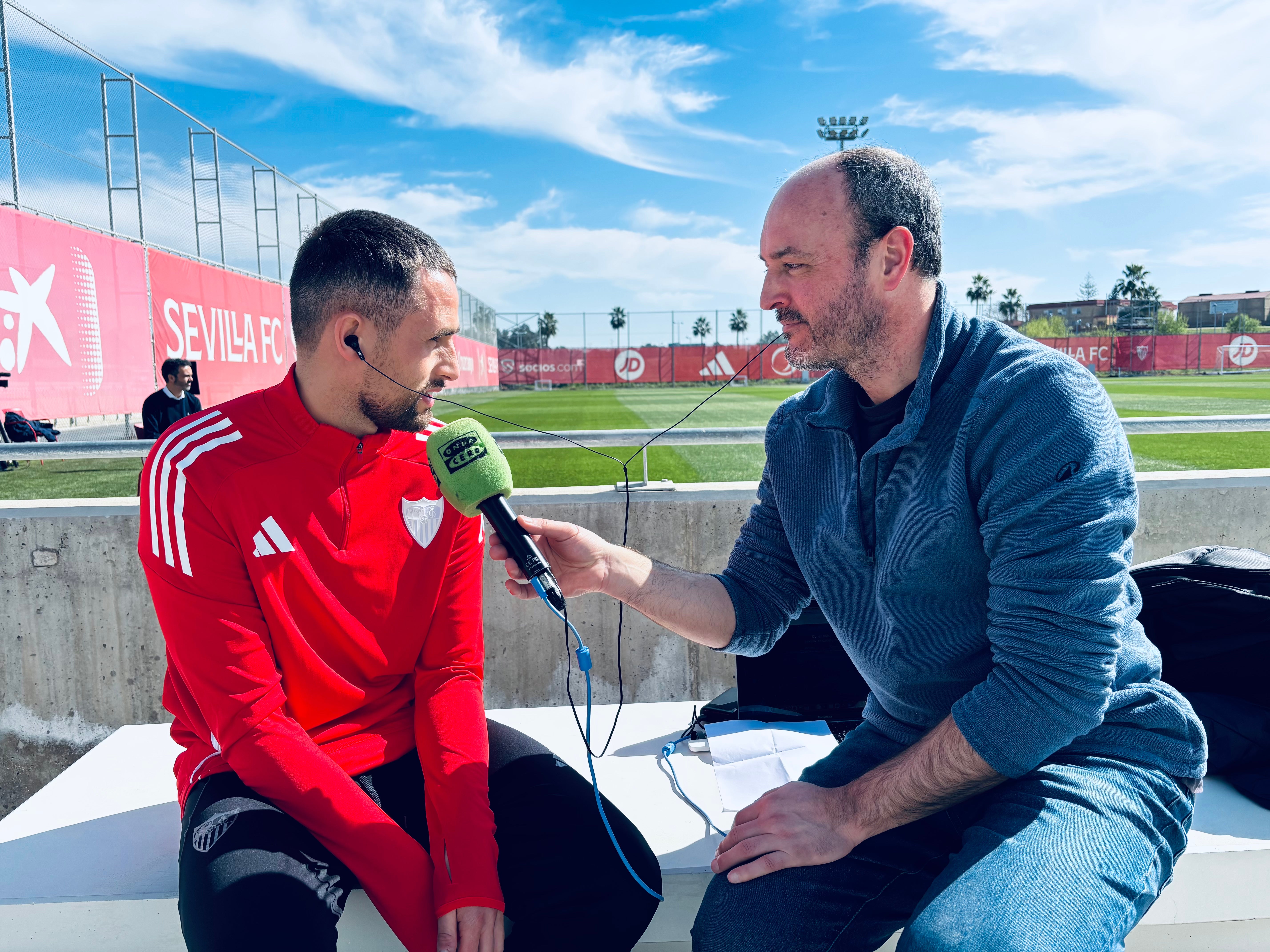 Adnan Januzaj y José Manuel Jiménez, durante la entrevista. Adnan Januzaj y José Manuel Jiménez, durante la entrevista.