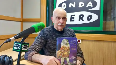 Gregorio Fernández Castañón con su libro 'Viejos Oficios en un León Sorprendente' Gregorio Fernández Castañón con su libro 'Viejos Oficios en un León Sorprendente'