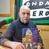 Gregorio Fernández Castañón con su libro 'Viejos Oficios en un León Sorprendente' Gregorio Fernández Castañón con su libro 'Viejos Oficios en un León Sorprendente'