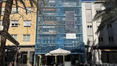 Obras de rehabilitación de un edificio en Elche (imagen de archivo). Obras de rehabilitación de un edificio en Elche (imagen de archivo).