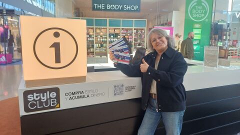 Mar&iacute;a Ferrer, de Coru&ntilde;a The Style Outlets, con las invitaciones del concierto de Despistaos que regalan en el punto de informaci&oacute;n 
