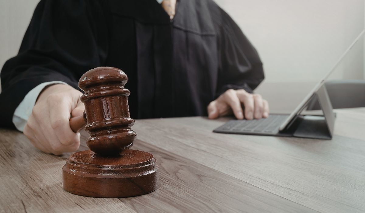 Condenados a 14 años de prisión a dos jóvenes por violar simultáneamente a una chica privada de sentido en Bilbao Condenados a 14 años de prisión a dos jóvenes por violar simultáneamente a una chica privada de sentido en Bilbao