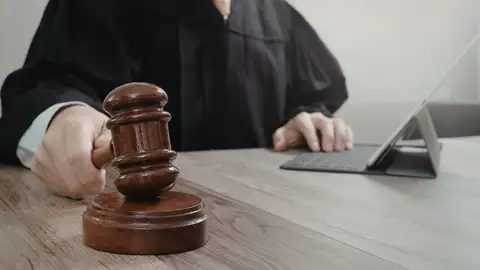 Condenados a 14 años de prisión a dos jóvenes por violar simultáneamente a una chica privada de sentido en Bilbao Condenados a 14 años de prisión a dos jóvenes por violar simultáneamente a una chica privada de sentido en Bilbao