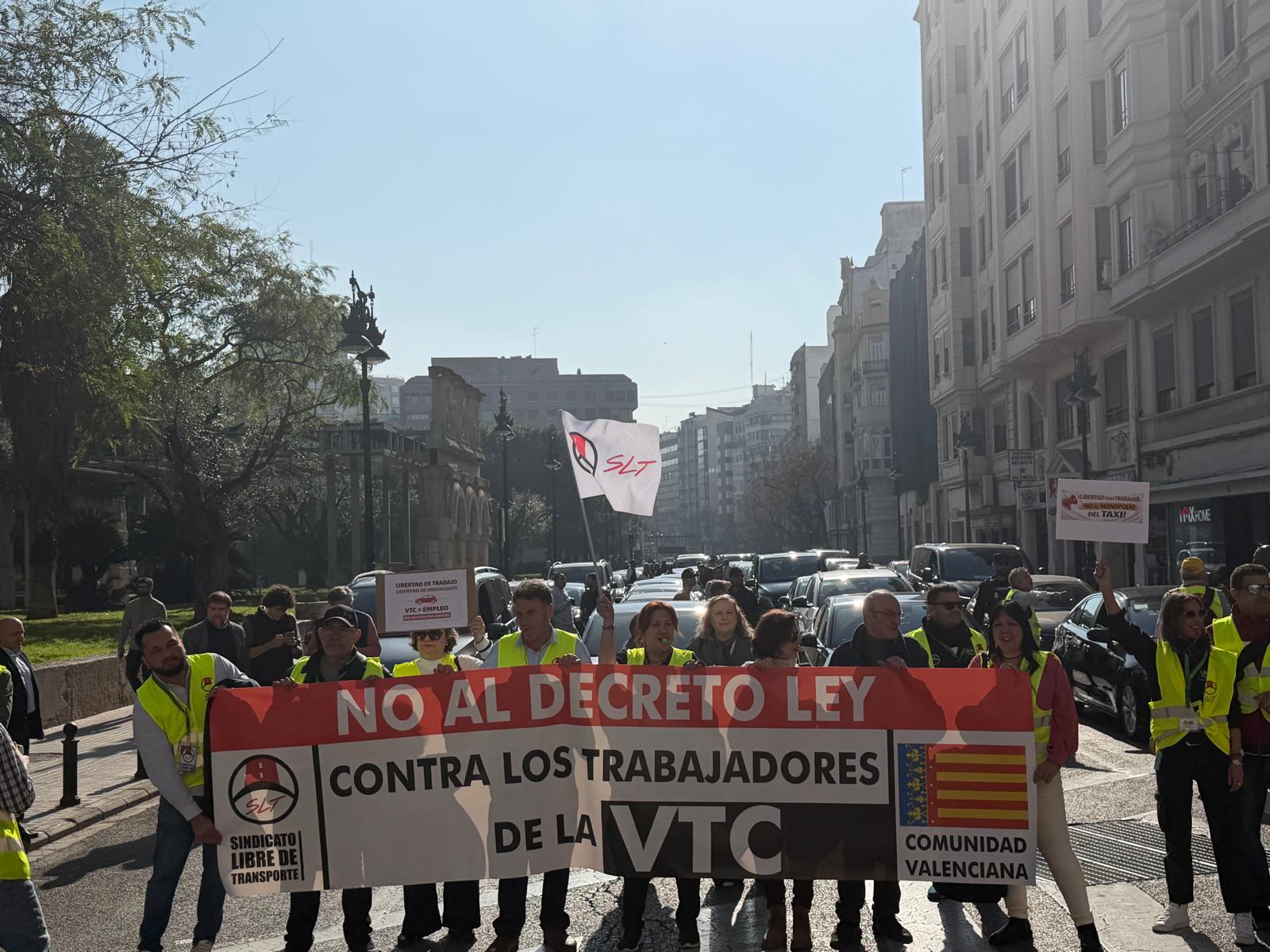 Instante de la marcha lenta convocada por el sector de las VTC. Instante de la marcha lenta convocada por el sector de las VTC.