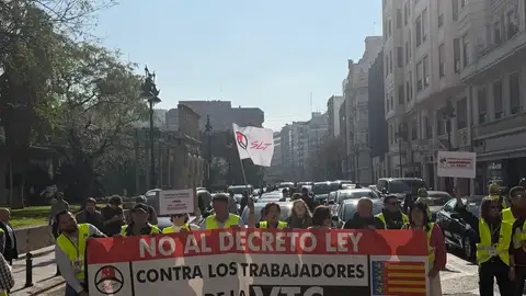 Instante de la marcha lenta convocada por el sector de las VTC. Instante de la marcha lenta convocada por el sector de las VTC.