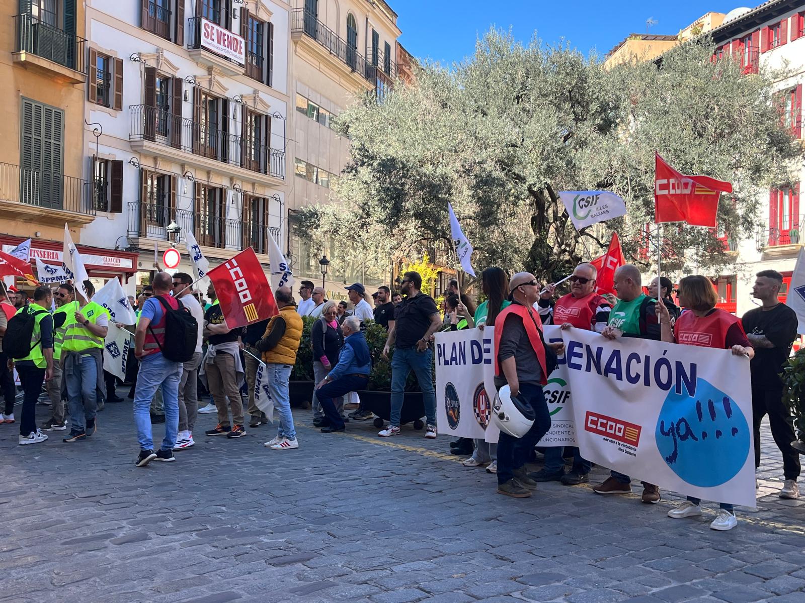 Unos 200 agentes de la Policía Local de Palma marchan hasta la plaza de Cort Unos 200 agentes de la Policía Local de Palma marchan hasta la plaza de Cort