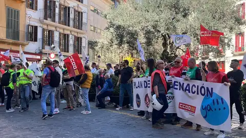 Unos 200 agentes de la Policía Local de Palma marchan hasta la plaza de Cort. Unos 200 agentes de la Policía Local de Palma marchan hasta la plaza de Cort.