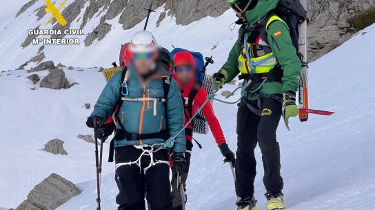La Guardia Civil rescata a un esquiador que sufri&oacute; una ca&iacute;da en Picos de Europa