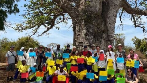 Los artistas junto a la comunidad local de Wasini
