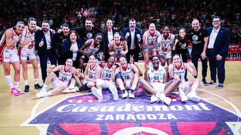 Plantilla y cuerpo técnico celebra el triunfo Plantilla y cuerpo técnico celebra el triunfo