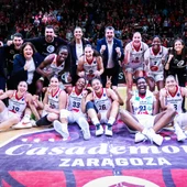 Plantilla y cuerpo técnico celebra el triunfo Plantilla y cuerpo técnico celebra el triunfo