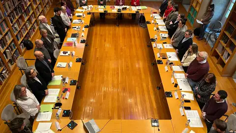 El pleno rechaza el cambio de nombre del CEIP Apóstolo Santiago tras un debate bronco El pleno rechaza el cambio de nombre del CEIP Apóstolo Santiago tras un debate bronco