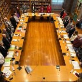 El pleno rechaza el cambio de nombre del CEIP Apóstolo Santiago tras un debate bronco