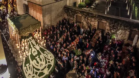 Mª Stma. de las Penas a su paso por Calle San Agustín Mª Stma. de las Penas a su paso por Calle San Agustín