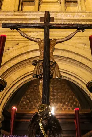 Crucificado de la Redención haciendo estación de penitencia en la Santa Iglesia Catedral Crucificado de la Redención haciendo estación de penitencia en la Santa Iglesia Catedral