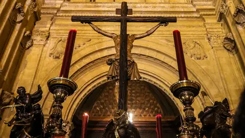 Crucificado de la Redención haciendo estación de penitencia en la Santa Iglesia Catedral Crucificado de la Redención haciendo estación de penitencia en la Santa Iglesia Catedral