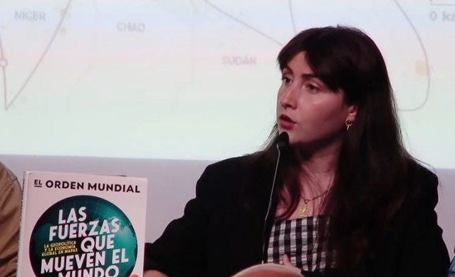 Cayuco con inmigrantes en medio del mar cerca de las Islas Canarias Cayuco con inmigrantes en medio del mar cerca de las Islas Canarias