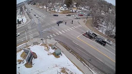 Dos coches quedan atrapados tras abrirse un enorme socavón en Nebraska El vídeo del momento en el que un enorme socavón se abre de repente en Nebraska y se traga dos coches