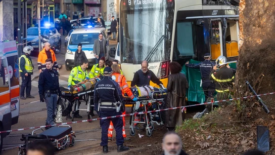 Al menos un muerto y decenas de heridos en el descarrilamiento de un tranvía en Milán Al menos un muerto y decenas de heridos en el descarrilamiento de un tranvía en Milán