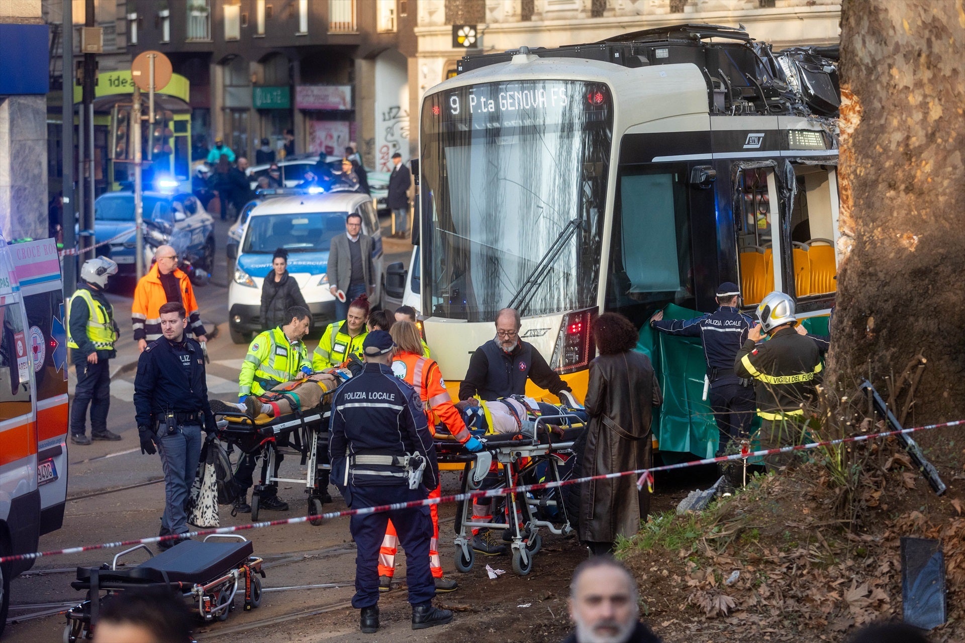 Al menos dos muertos y decenas de heridos en el descarrilamiento de un tranvía en Milán Al menos dos muertos y decenas de heridos en el descarrilamiento de un tranvía en Milán