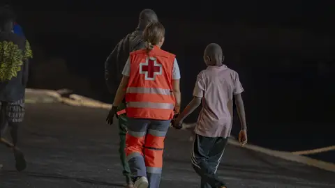 Un trabajador de la Cruz Roja atiende a uno de los migrantes que ha llegado al Puerto de La Restinga tras ser rescatados por la Guardamar Calliope, a 20 de septiembre de 2024 Un trabajador de la Cruz Roja atiende a uno de los migrantes que ha llegado al Puerto de La Restinga tras ser rescatados por la Guardamar Calliope, a 20 de septiembre de 2024