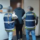 Agentes de la Policía Nacional detiene en el aeropuerto Alicante-Elche a un ciudadano reclamado por Reino Unido.