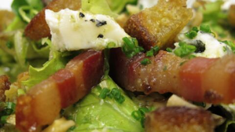 Ensalada de pan, queso y papada ib&eacute;rica