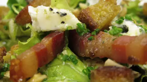 Ensalada de pan, queso y papada ibérica Ensalada de pan, queso y papada ibérica