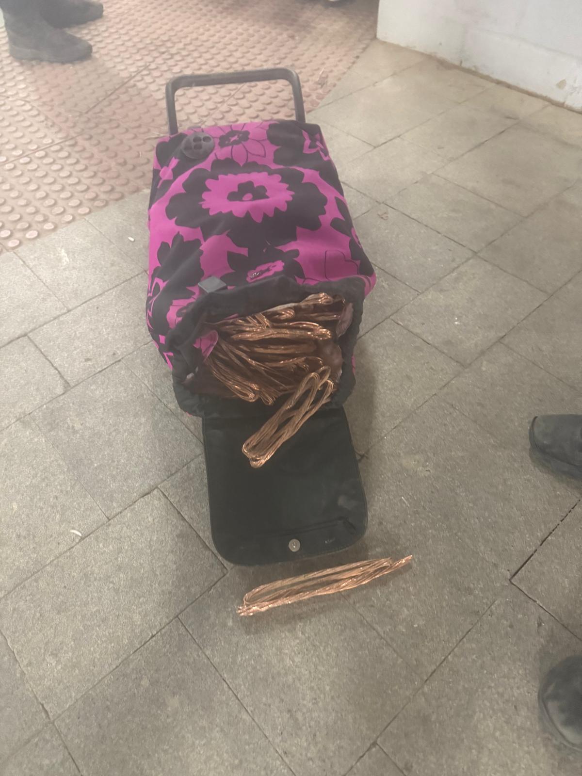 La Policía Local de Algemesí detiene a dos hombres por el robo de 100 kg de cobre en las vías del AVE La Policía Local de Algemesí detiene a dos hombres por el robo de 100 kg de cobre en las vías del AVE