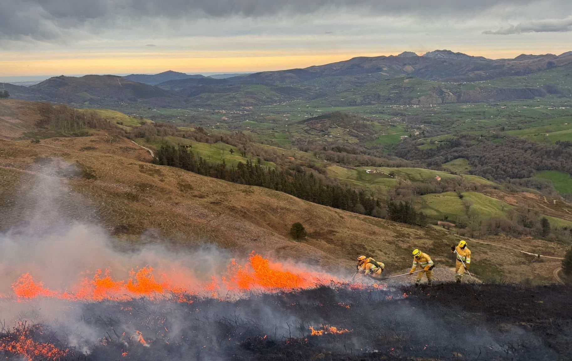 Incendio forestal en Cantabria Incendio forestal en Cantabria