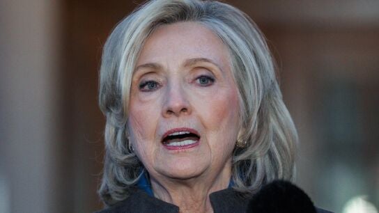 Hillary Clinton comparece ante los medios de comunicaci&oacute;n