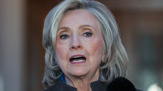 Hillary Clinton comparece ante los medios de comunicación Hillary Clinton comparece ante los medios de comunicación